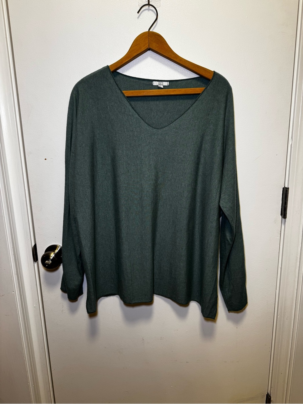 Kaktus Women's Long Sleeve V-Neck Lightweight Sweater in Deep Green | Italian
